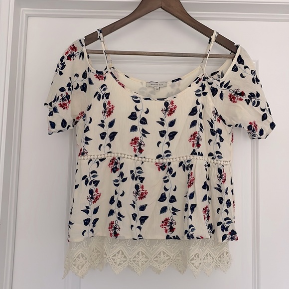 Langlock cold shoulder top by Skies are Blue - Picture 1 of 2